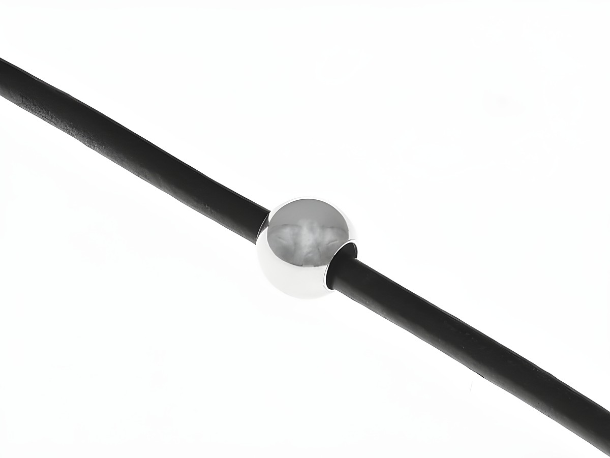 Anhänger Kugel aus Sterling Silber, poliert und schlicht, auf einem schwarzen Lederband befestigt, ideal für modische Akzente, Hersteller Juwelier Harnisch.