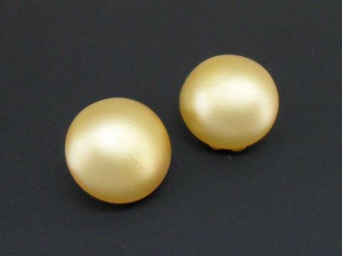 71709-0 Ohrclip in goldgelb schlicht mit goldfarbenen, seidenmatten synthetischen Zuchtperlen vom Hersteller Juwelier Harnisch. Ideal für eleganten Schmuck.