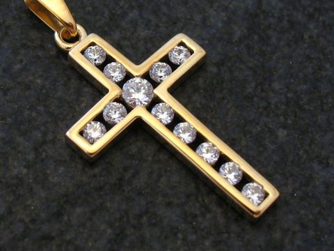 Funkelndes Zirkonia Goldkreuz aus Gold 333, gefertigt von Juwelier Harnisch, verziert mit glänzenden Zirkoniasteinen, ideal als zeitloses Schmuckstück.