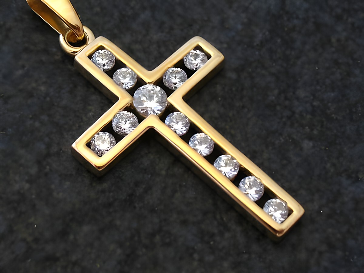 Funkelndes Zirkonia Goldkreuz aus Gold 333, gefertigt von Juwelier Harnisch, verziert mit glänzenden Zirkoniasteinen, ideal als zeitloses Schmuckstück.