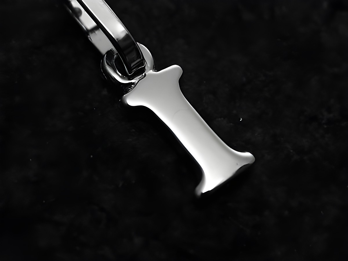 Anhänger in Form des Buchstabens I aus 925 Sterling Silber, hergestellt von Juwelier Harnisch, glänzende Oberfläche und filigranes Design, ideal für persönliche Schmuckstücke.
