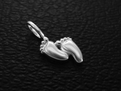 Silber Anhänger in Form von Füßen, frech und poliert. Hersteller Juwelier Harnisch, vielseitig einsetzbar mit diversen Motiven für individuellen Schmuck.