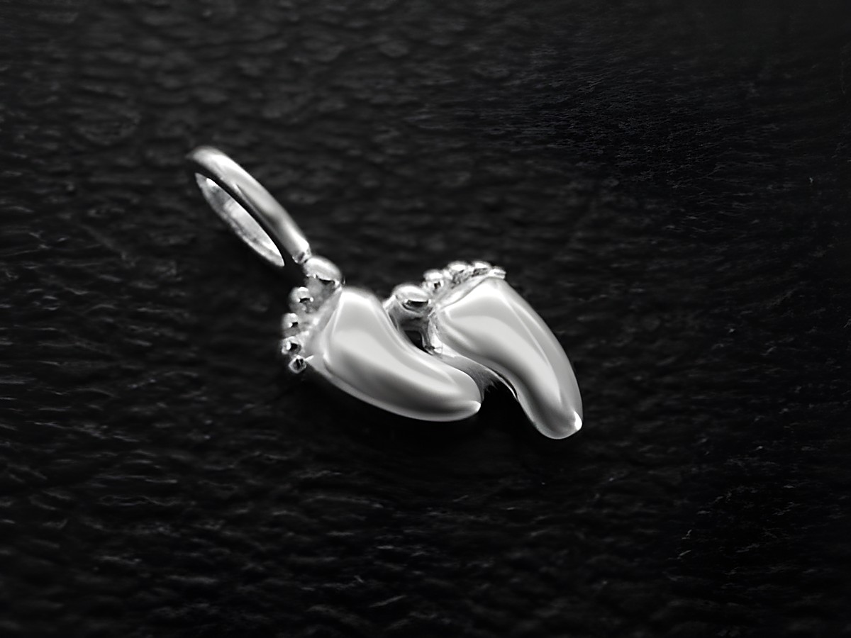 Silber Anhänger in Form von Füßen, frech und poliert. Hersteller Juwelier Harnisch, vielseitig einsetzbar mit diversen Motiven für individuellen Schmuck.