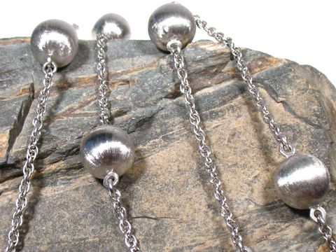 Lange Silberkette mit mattierten Perlen aus rhodiniertem Material, 86 cm lang, Hersteller Juwelier Harnisch, Mittelteil Colliers, elegant und zeitlos gestaltet.