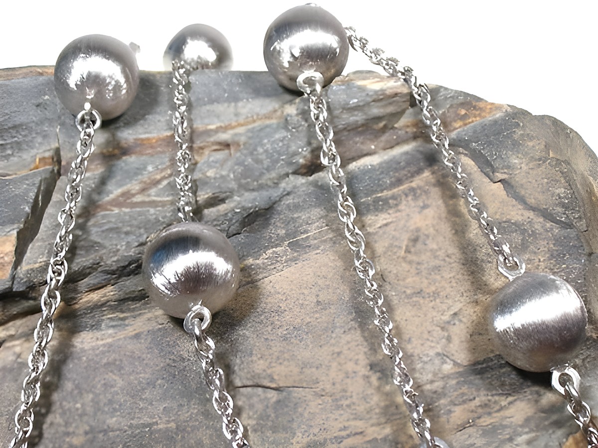 Lange Silberkette mit mattierten Perlen aus rhodiniertem Material, 86 cm lang, Hersteller Juwelier Harnisch, Mittelteil Colliers, elegant und zeitlos gestaltet.