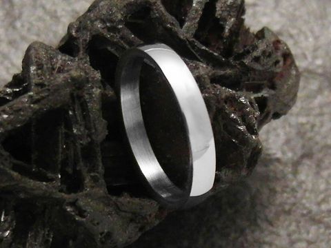 Edelstahlring Gr. 23/72,5 gewölbt 3 mm poliert massiv Hersteller Juwelier Harnisch Größe 23/72,5 auf mineralischem Untergrund abgebildet.