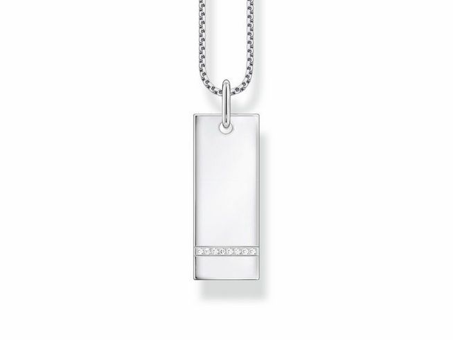 Eine elegante Thomas Sabo Gravur Kette mit einem silbernen Column-Tag-Anhänger, der mit Zirkonia verziert ist, hat eine Länge von 40 bis 45 cm.