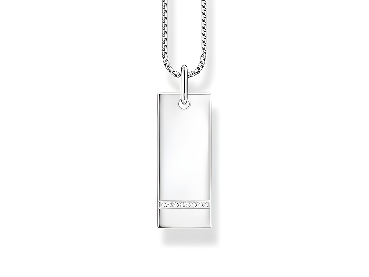 Eine elegante Thomas Sabo Gravur Kette mit einem silbernen Column-Tag-Anhänger, der mit Zirkonia verziert ist, hat eine Länge von 40 bis 45 cm.
