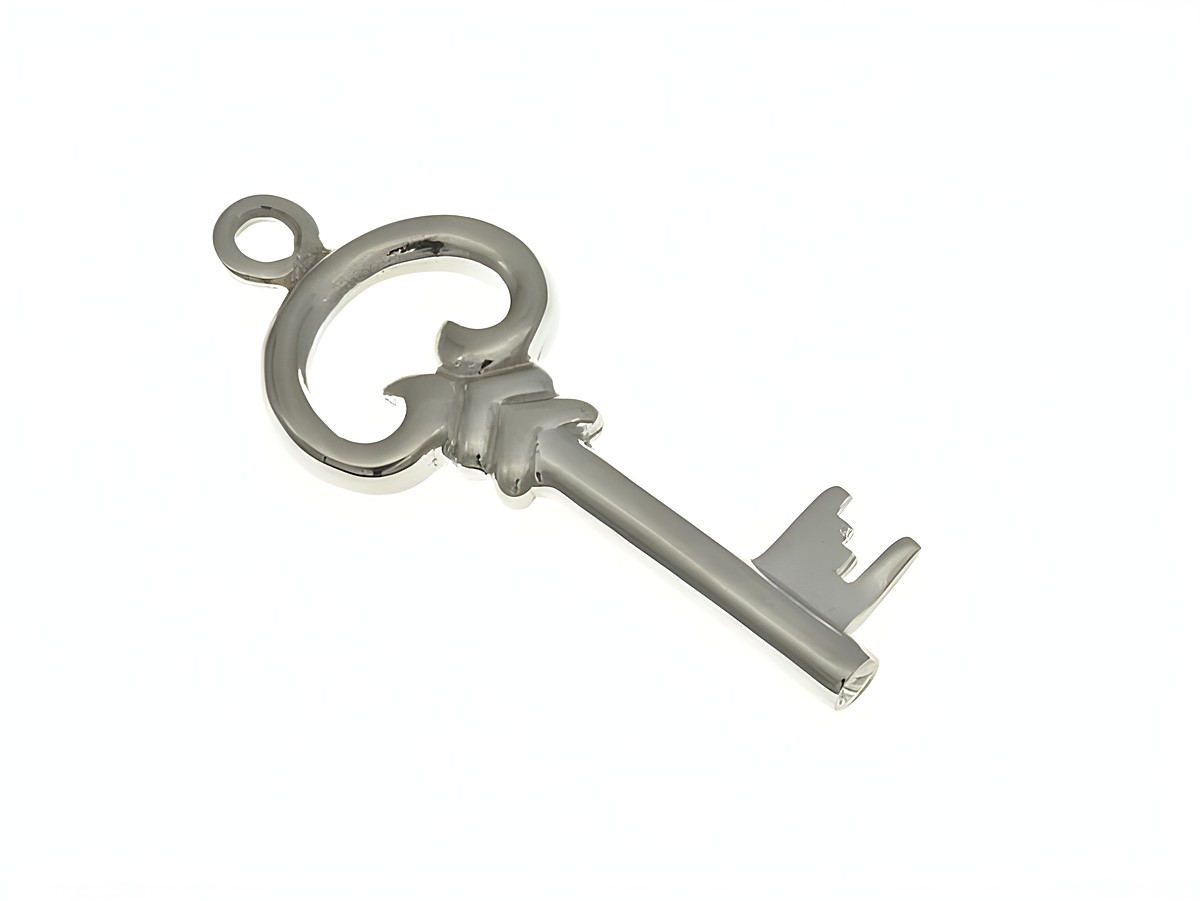 Schlüsselanhänger aus rhodiniertem Sterling Silber, nostalgisches Design, Hersteller Juwelier Harnisch, abgebildet ist ein eleganter Schlüsselanhänger.