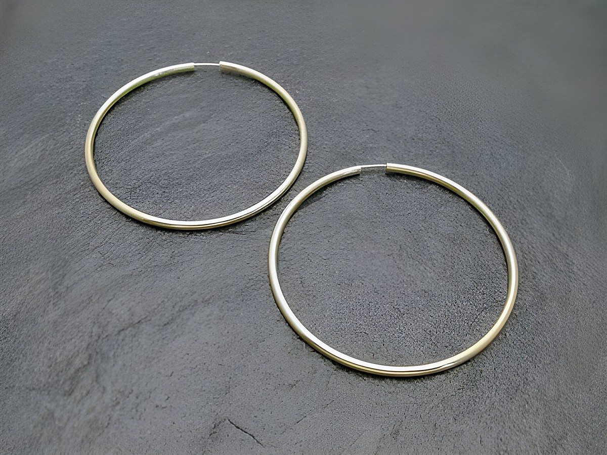 Creolen 6 cm aus Gold auf Sterling Silber vergoldet mit einer Stärke von 2,5 mm, elegant und zeitlos, hergestellt von Juwelier Harnisch. Ideal für jeden Anlass.