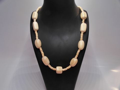 Holzkette in naturbraun aus 15 mm Holzperlen und kleineren Spacer-Perlen, 60 cm lang, elegant präsentiert auf einem Styroporkarbonkopf, Hersteller Juwelier Harnisch.