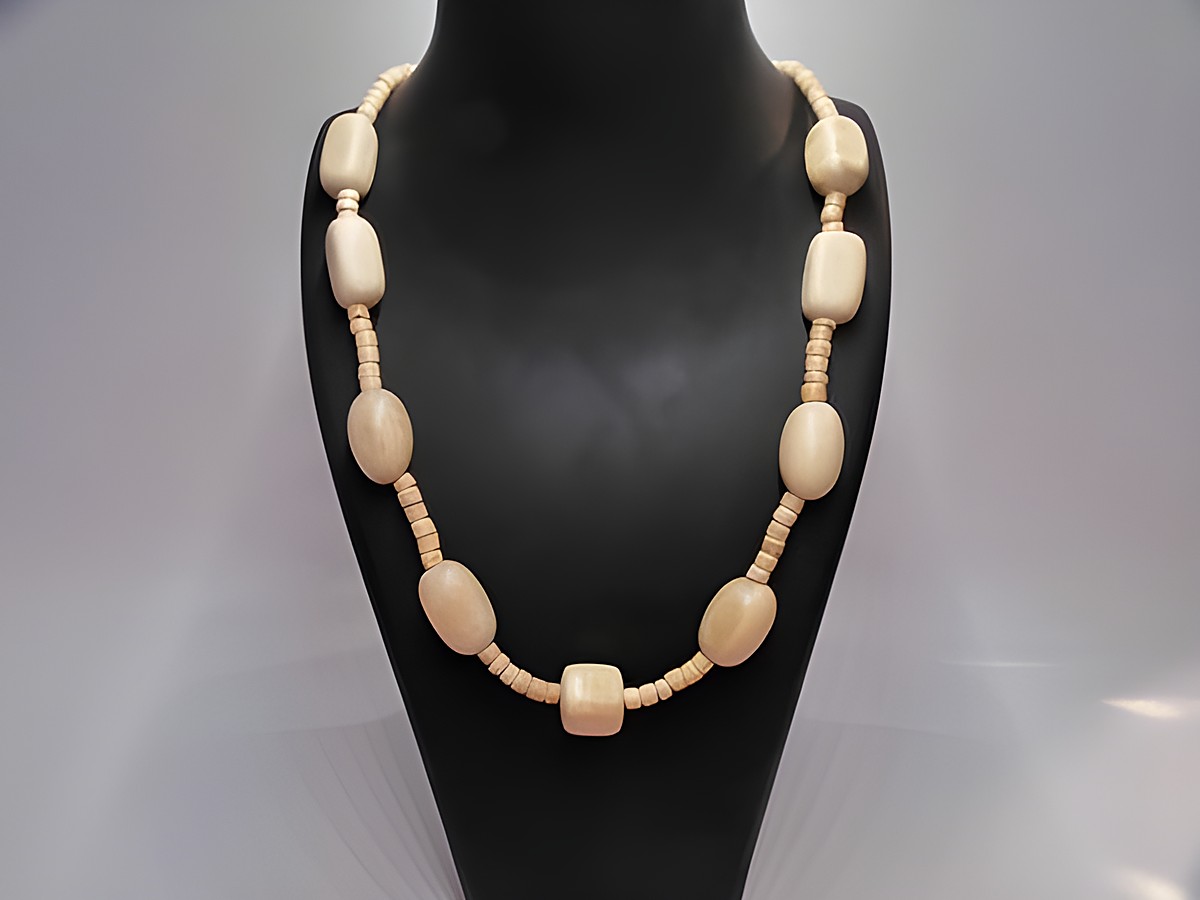 Holzkette in naturbraun aus 15 mm Holzperlen und kleineren Spacer-Perlen, 60 cm lang, elegant präsentiert auf einem Styroporkarbonkopf, Hersteller Juwelier Harnisch.