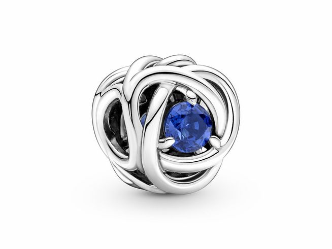 Pandora blauer Ewigkeitskreis Charm aus Silber mit einem blauen Kristall in der Mitte, umgeben von kunstvollen, geschwungenen Linien in Silber. Ideal für individuelle Armbänder.