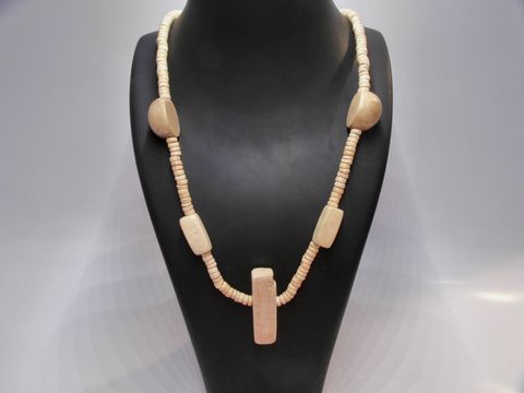Holzkette Multiform 43 mm naturbraun 60 cm Holzschmuck mit verschiedenen Holzperlen, präsentiert auf einem Schmuckdisplay. Hersteller Juwelier Harnisch, naturbraun.