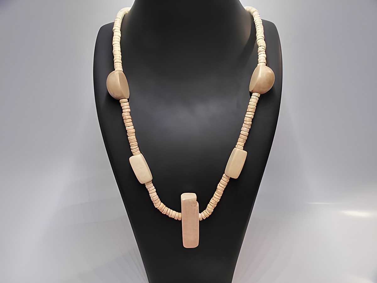 Holzkette Multiform 43 mm naturbraun 60 cm Holzschmuck mit verschiedenen Holzperlen, präsentiert auf einem Schmuckdisplay. Hersteller Juwelier Harnisch, naturbraun.