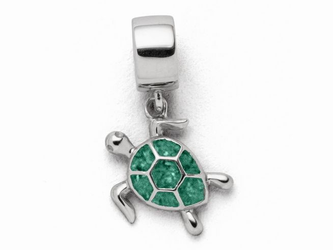 Charm in Form einer Schildkröte aus Sterling Silber mit grünem Steinsand. Die Details der Schildkröte sind mit hexagonalen Mustern verziert, ideal für individuelle Schmuckgestaltungen.