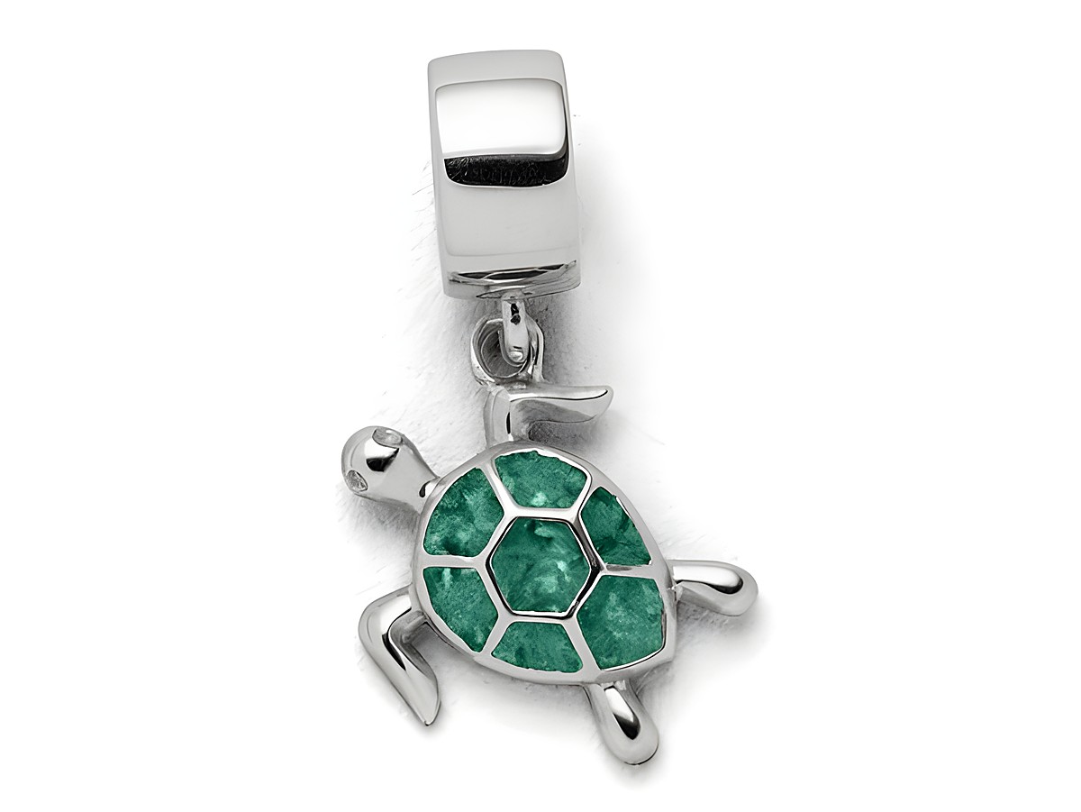 Charm in Form einer Schildkröte aus Sterling Silber mit grünem Steinsand. Die Details der Schildkröte sind mit hexagonalen Mustern verziert, ideal für individuelle Schmuckgestaltungen.