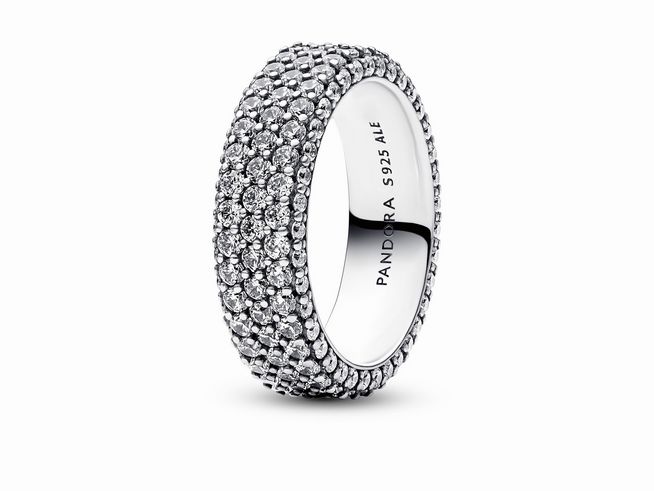 Dreireihiger Pavé Ring von Pandora in Größe 52 aus Sterling Silber mit funkelnden Zirkonia-Steinen, elegantes und zeitloses Design für jeden Anlass.
