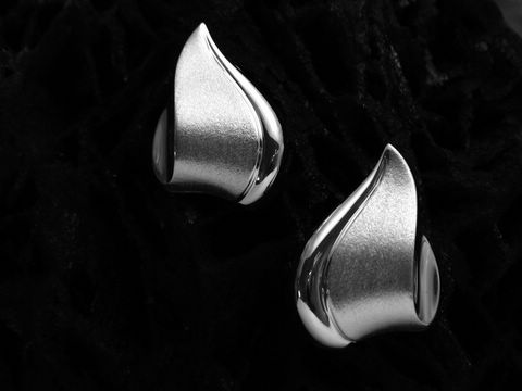 Ohrclip aus Sterling Silber mit mattierter und polierter Oberfläche, 21 mm groß, elegante Form, perfekt für jeden Anlass, Hersteller Juwelier Harnisch, Ohrclips.