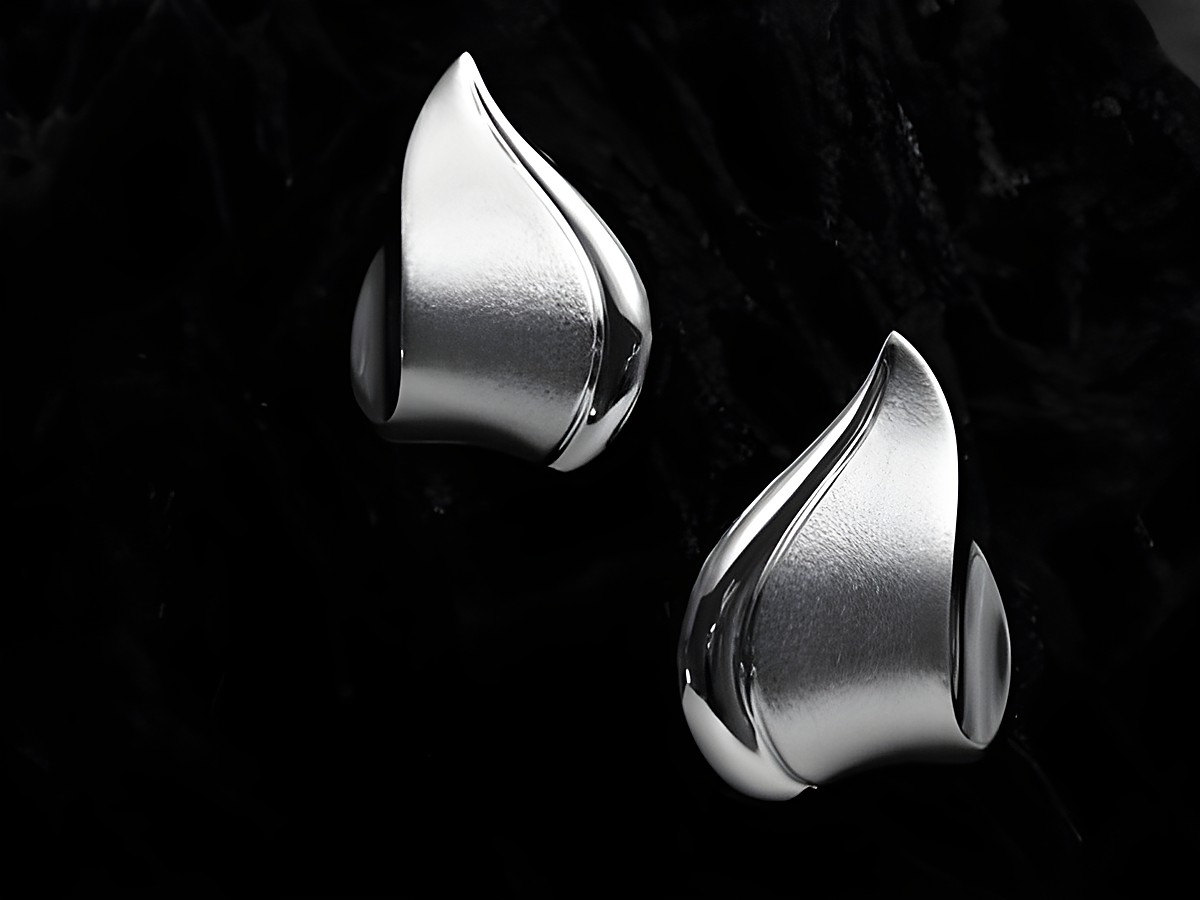 Ohrclip aus Sterling Silber mit mattierter und polierter Oberfläche, 21 mm groß, elegante Form, perfekt für jeden Anlass, Hersteller Juwelier Harnisch, Ohrclips.