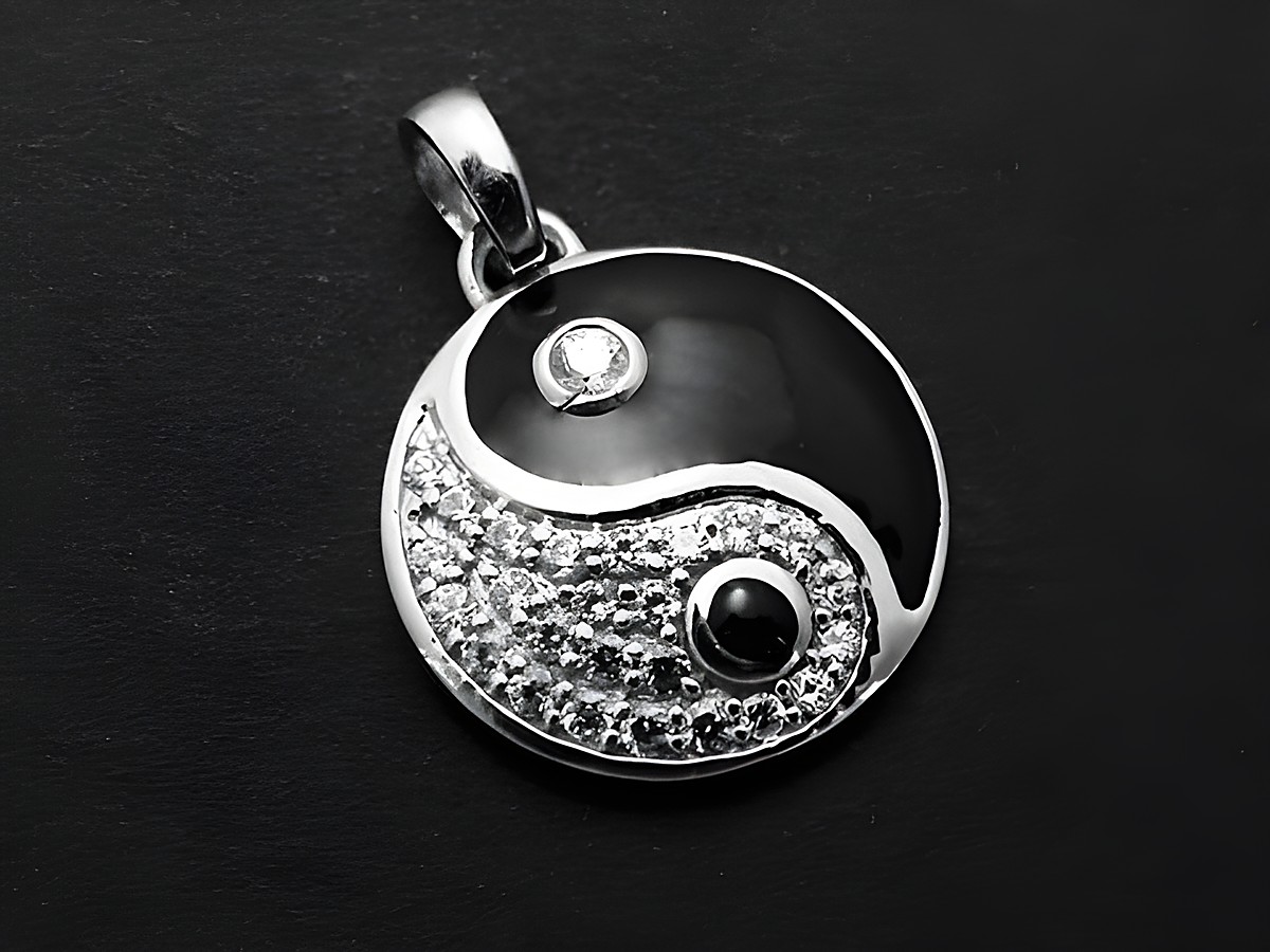 Yin und Yang Silber Anhänger mit Lack und Zirkonia in schwarz-weiß, hergestellt von Juwelier Harnisch, als glücksbringendes Schmuckstück.