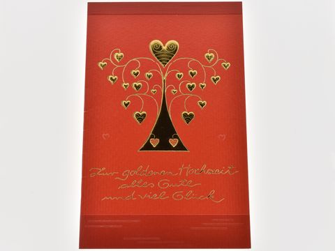 Hochzeitskarte mit goldenem Herzbaum auf roter Karte, dekorativ gestaltet mit Herzen und der Aufschrift zur goldenen Hochzeit, hergestellt von Juwelier Harnisch, Hochzeitskarten.