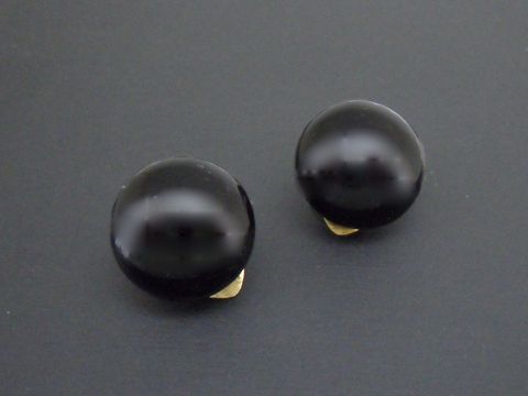 Ohrclip schwarz Onyx-Look goldfarben mit synthetischer Zuchtperle von Juwelier Harnisch, elegantes und zeitloses Design für stilvolle Akzente.