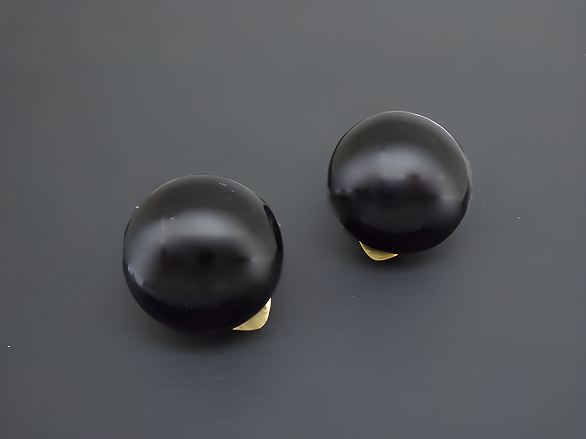 Ohrclip schwarz Onyx-Look goldfarben mit synthetischer Zuchtperle von Juwelier Harnisch, elegantes und zeitloses Design für stilvolle Akzente.