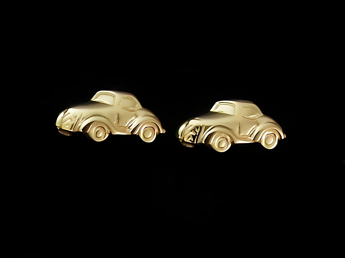 Gold Ohrstecker in Form von kleinen Autos aus 333 Gold, hergestellt von Juwelier Harnisch, ideal für Technik- und Freizeitliebhaber.