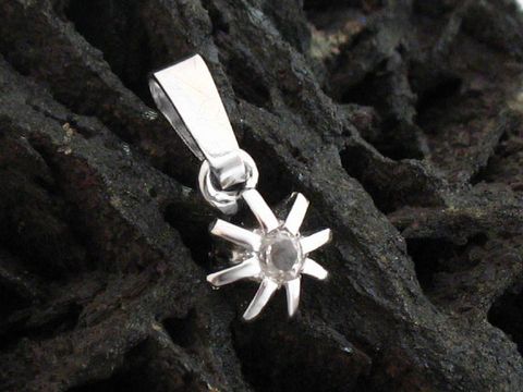 Silber Anhänger Blume mit Bergkristall rhodiniert, Hersteller Juwelier Harnisch, elegantes Design mit strahlendem Stein in der Mitte, perfekte Ergänzung für jeden Schmuckliebhaber.