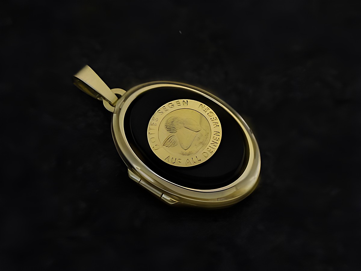 Ein ovales Medaillon aus Gold 585 mit einem Engel-Motiv aus Onyx und Gold, hergestellt von Juwelier Harnisch, zeigt detailreiche Gravuren und einen eleganten Rahmen.