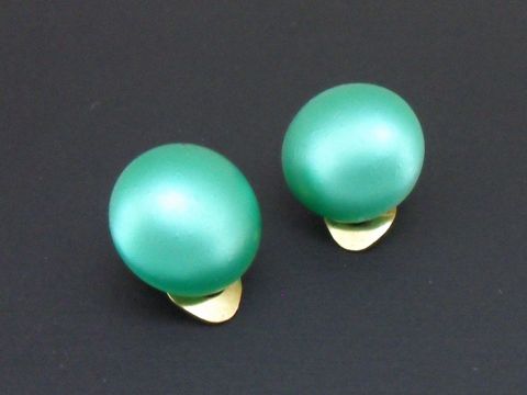 Ohrclip in grün zeitlos mit goldfarbenem Clip, ausgestattet mit einer seidenmatten synthetischen Zuchtperle, Hersteller Juwelier Harnisch.