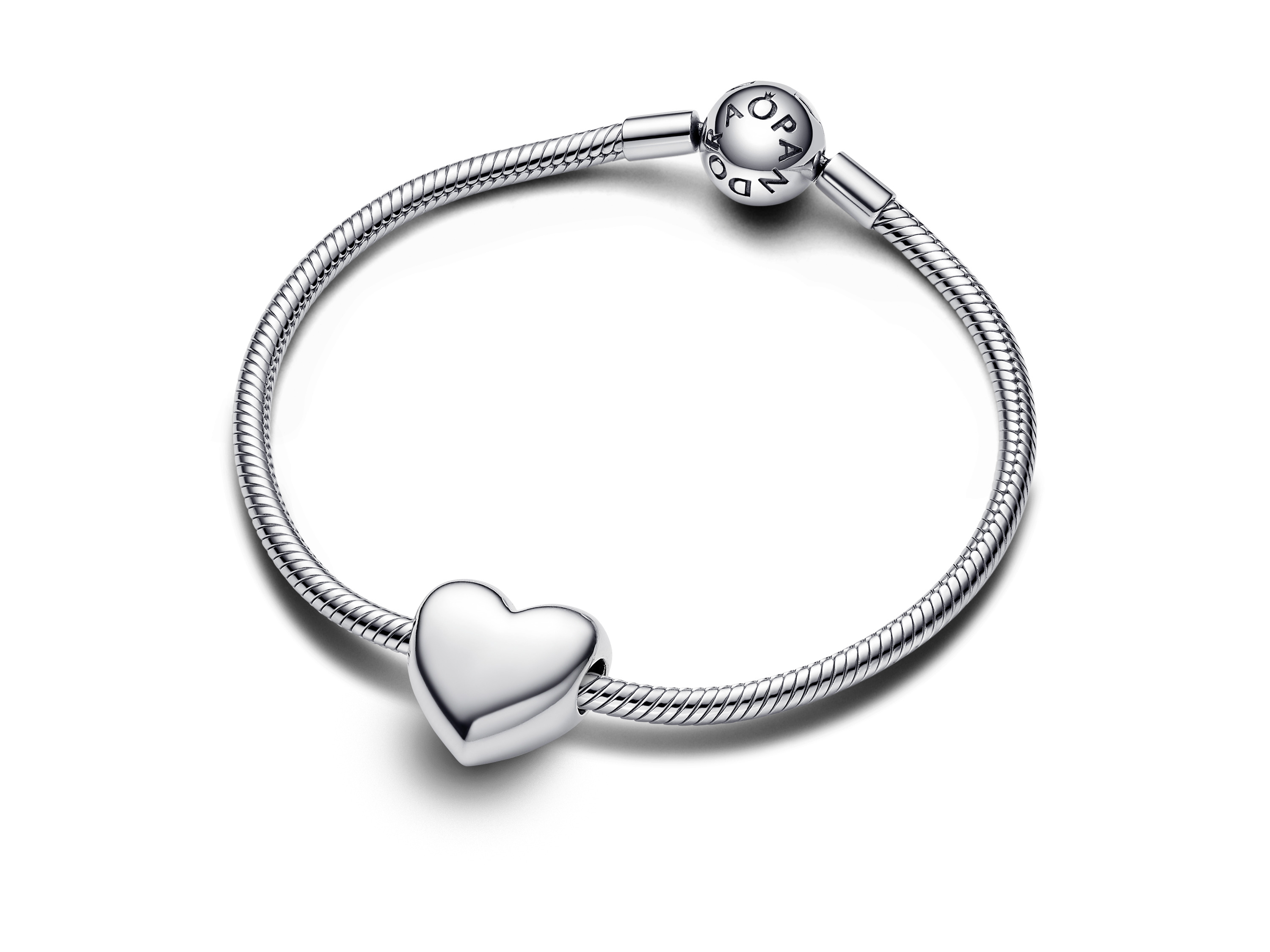 Ein elegantes Armband aus Sterling Silber mit einem gewölbten Herzanhänger. Das Herz hat eine Größe von 1,5 cm und ist auf einer feinen, geflochtenen Kette montiert.