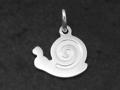 Schnecke aus Silber als Anhänger, süß und teilmattiert, hergestellt von Juwelier Harnisch, geeignet für Tierliebhaber.