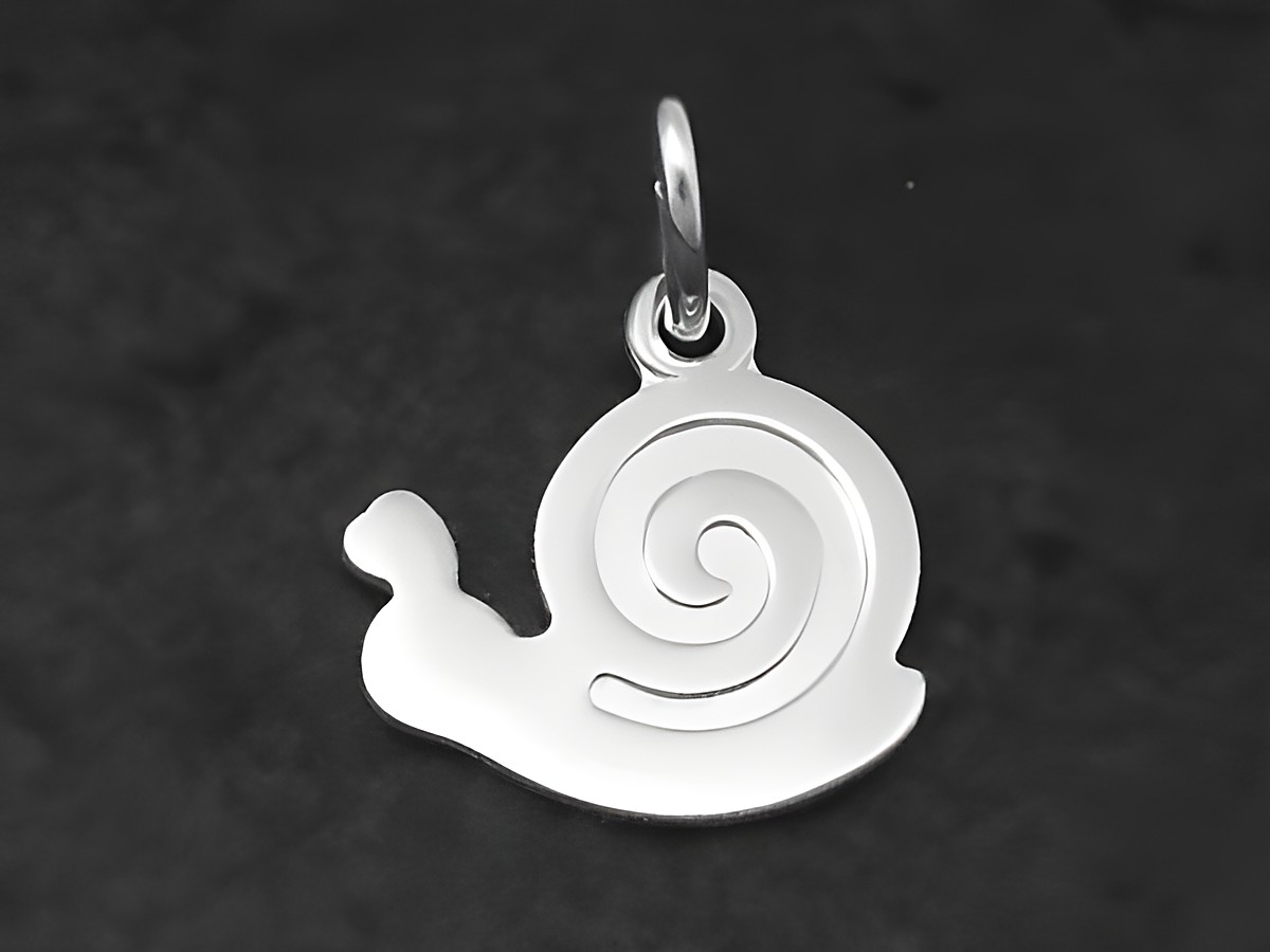 Schnecke aus Silber als Anhänger, süß und teilmattiert, hergestellt von Juwelier Harnisch, geeignet für Tierliebhaber.