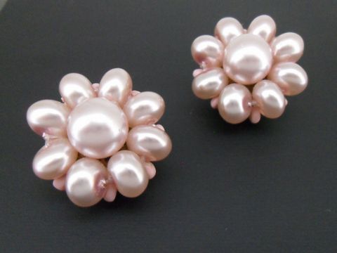 Rosa blumige Ohrclips mit goldfarbener Synthese Zuchtperle, Hersteller Juwelier Harnisch, elegant und auffällig für jeden Anlass. Perfekte Ergänzung für Ihr Schmuckensemble.