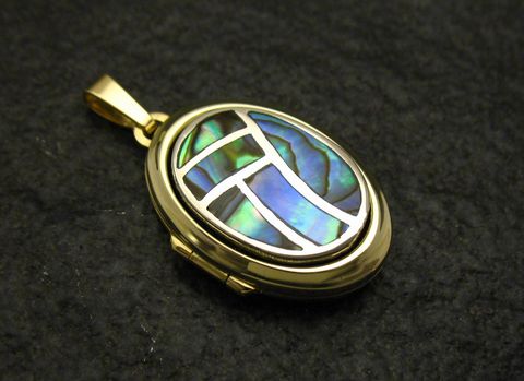 Perlmutt in Silber gefasst Medaillon mit Cabochon aus Gold 333, hergestellt von Juwelier Harnisch, geschmackvolles Design mit bunten Abalone-Effekten, ideal als elegantes Schmuckstück.