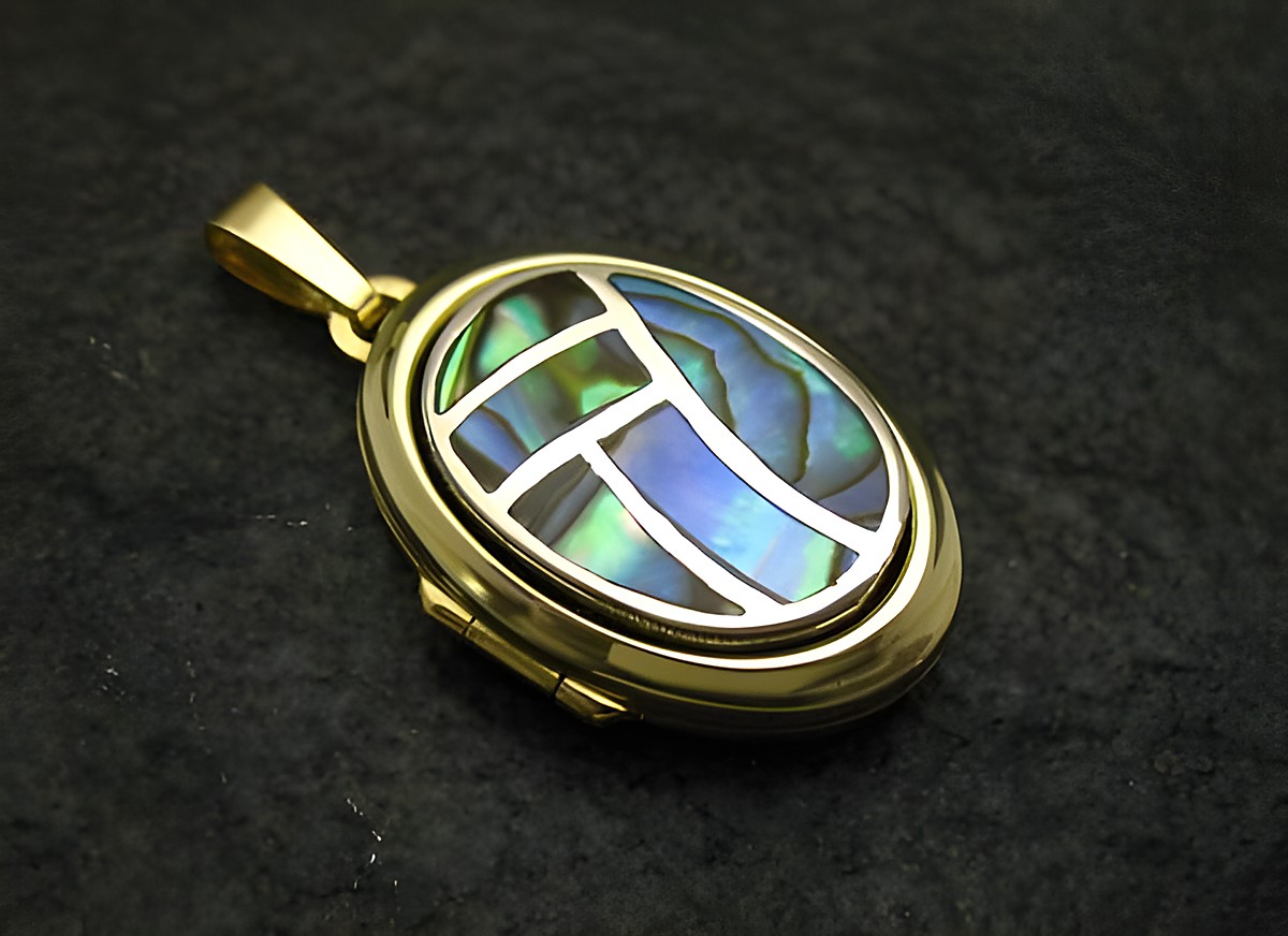 Perlmutt in Silber gefasst Medaillon mit Cabochon aus Gold 333, hergestellt von Juwelier Harnisch, geschmackvolles Design mit bunten Abalone-Effekten, ideal als elegantes Schmuckstück.