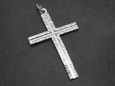 Silber Kreuz Anhänger mit Gravur und Design Muster, neu, Hersteller Juwelier Harnisch, zeigt ein glänzendes, gehämmertes Kreuz aus Silber mit detaillierter Oberflächenstruktur.