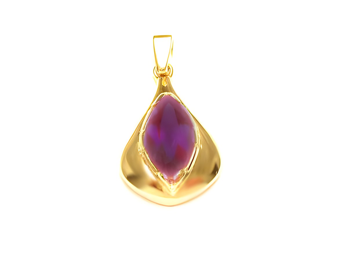 Amethyst Gold Anhänger, Designer Schmuck von Juwelier Harnisch, zeigt einen eleganten, tropfenförmigen Amethyst in goldener Fassung, ideal als stilvolles Accessoire.