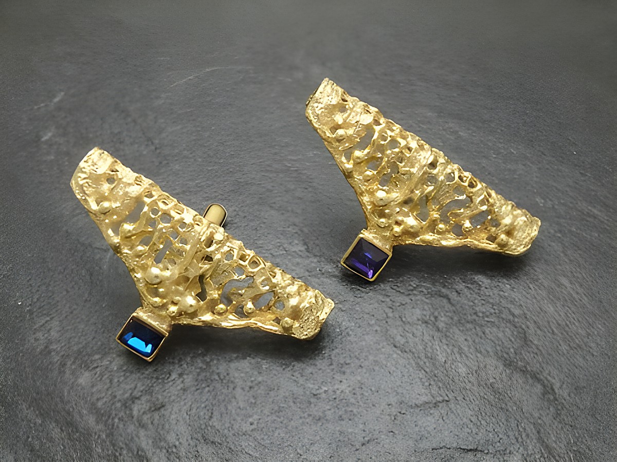 Vergoldete Manschettenknöpfe, 5 cm lang, Einzelstück vom Juwelier Harnisch, in goldfarben mit dekorativem Design und bunten Steinen. Ideal für elegante Anlässe.
