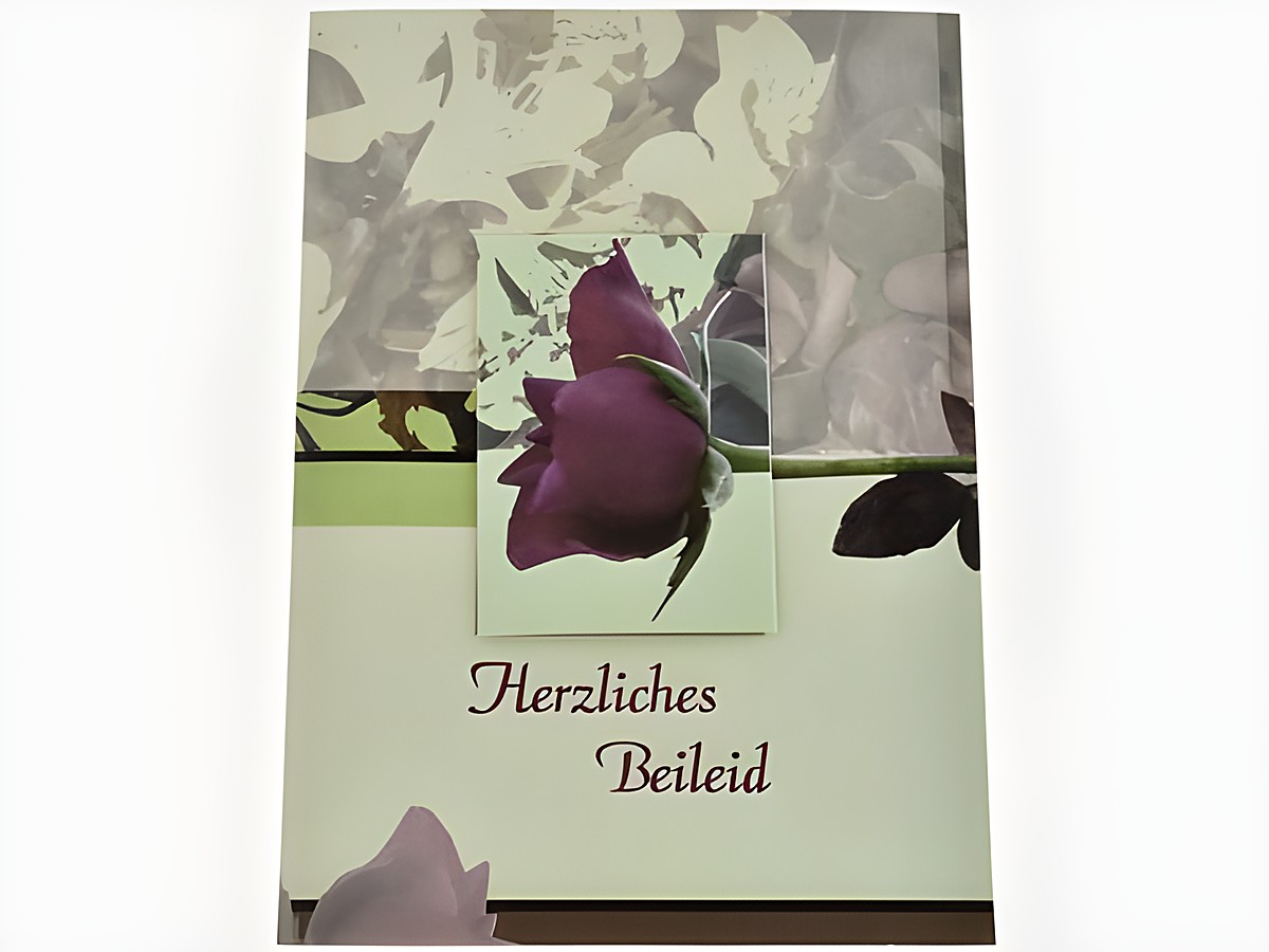 Eine Trauerkarte mit einer zarten Rose auf der Vorderseite, umgeben von einem floralen Hintergrund, mit dem Text "Herzliches Beileid" in eleganter Schrift. Hersteller: Juwelier Harnisch.