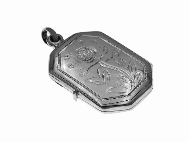 Eckiges Sterling Silber Foto Medaillon von Juwelier Harnisch, mit feiner Gravur einer Blume und filigranen Blättern, unisex Design, ideal zum Tragen als persönliches Schmuckstück.