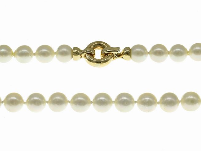 Perlenkette aus Akoya-Zuchtperlen in Weiß und Champagner, 8,5-9 mm, 46 cm lang, mit einem hochwertigem Goldverschluss 585, klassisches Design vom Juwelier Harnisch.