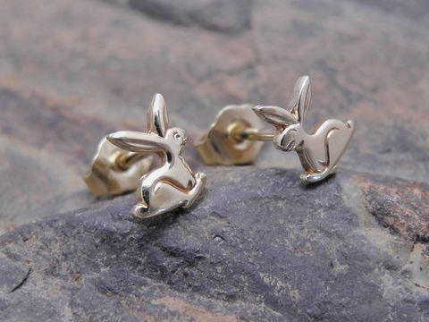 Ohrringe Hase - Gold - tierisch, Hersteller: Juwelier Harnisch, kleine elegante Hasenohrringe aus goldfarbenem Material, ideal für Tierliebhaber und besondere Anlässe.