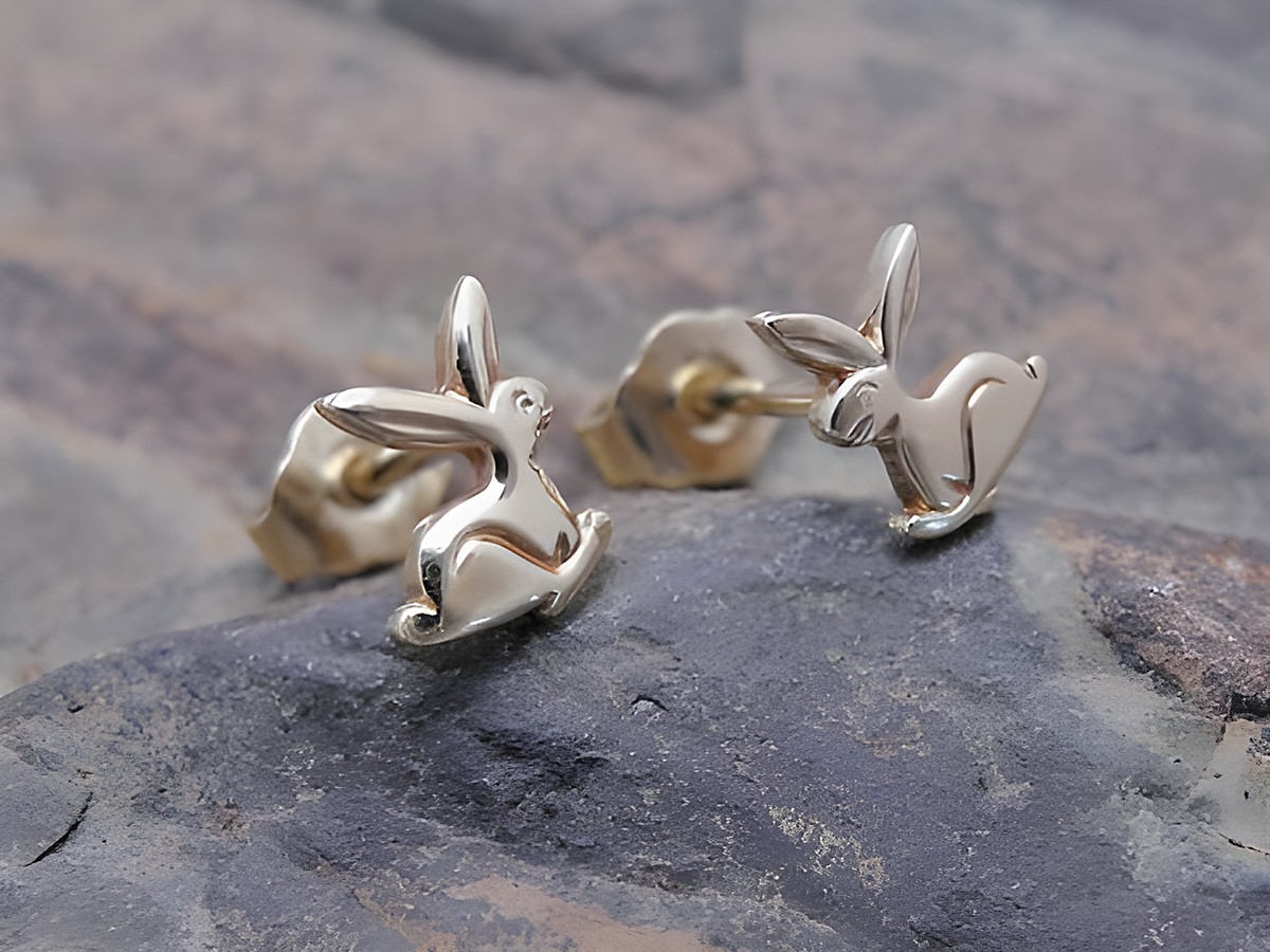 Ohrringe Hase - Gold - tierisch, Hersteller: Juwelier Harnisch, kleine elegante Hasenohrringe aus goldfarbenem Material, ideal für Tierliebhaber und besondere Anlässe.
