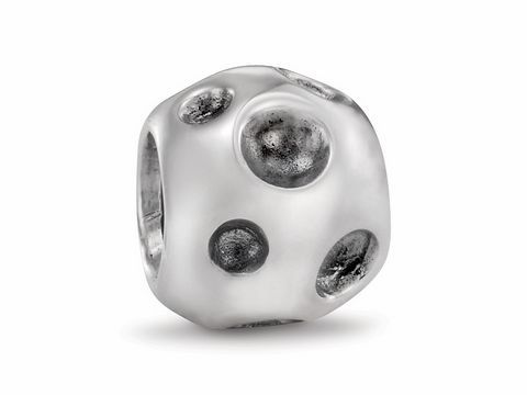 Ein elegantes Charm aus Silber von PANDORA mit der Artikelnummer 790264. Die Oberfläche ist veredelt mit verschiedenen erhaben dargestellten Punkten, die einen einzigartigen Look verleihen.