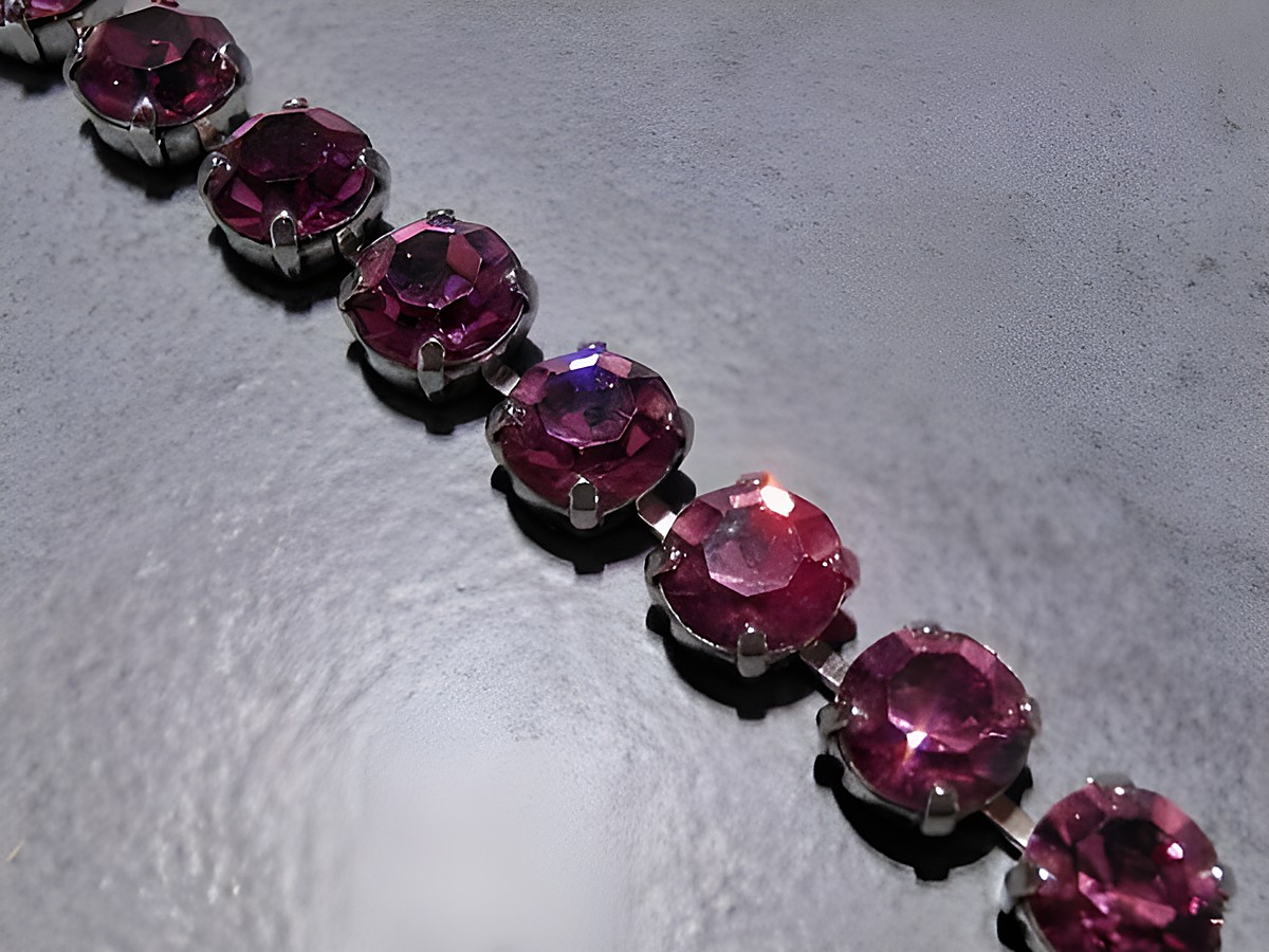 Strass Armband in beeindruckendem Violett, gefertigt von Juwelier Harnisch, mit einem Umfang von 17 bis 19,5 cm, ideal für elegante Anlässe und als Strassschmuck.
