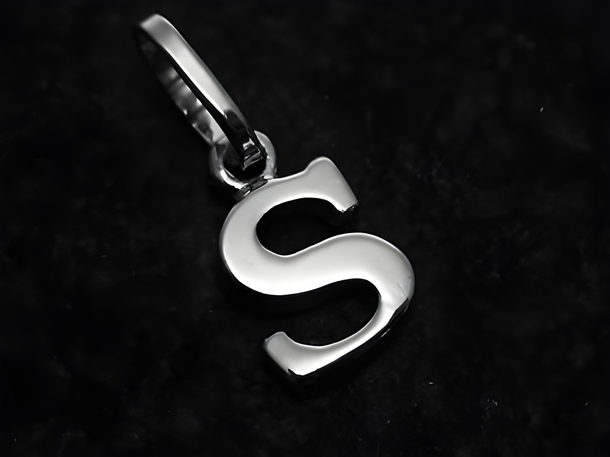 S-Buchstaben Anhänger aus 925 Sterling Silber rhodiniert, glänzende Oberfläche, Hersteller Juwelier Harnisch, elegantes Design für persönliche Akzente.