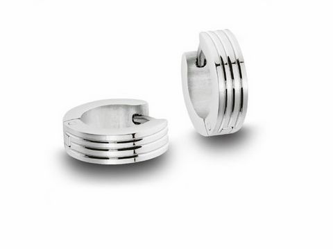 Edelstahl Creolen im Streifen Muster, silberfarben, Durchmesser 1,3 cm und 4 mm breit, hergestellt von Juwelier Harnisch, zeitloses und elegantes Schmuckstück.